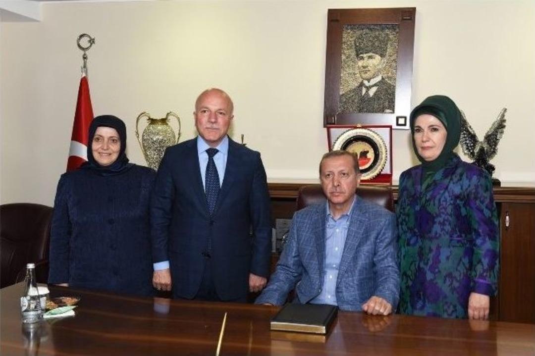 Cumhurbaşkanı Erdoğan Erzurum B&uuml;y&uuml;kşehir Belediyesi&rsquo;ni Ziyaret Etti