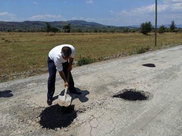 Mhp’li Yüksel Dediğini Yaptı, Yol İçin Eline Kürek Aldı