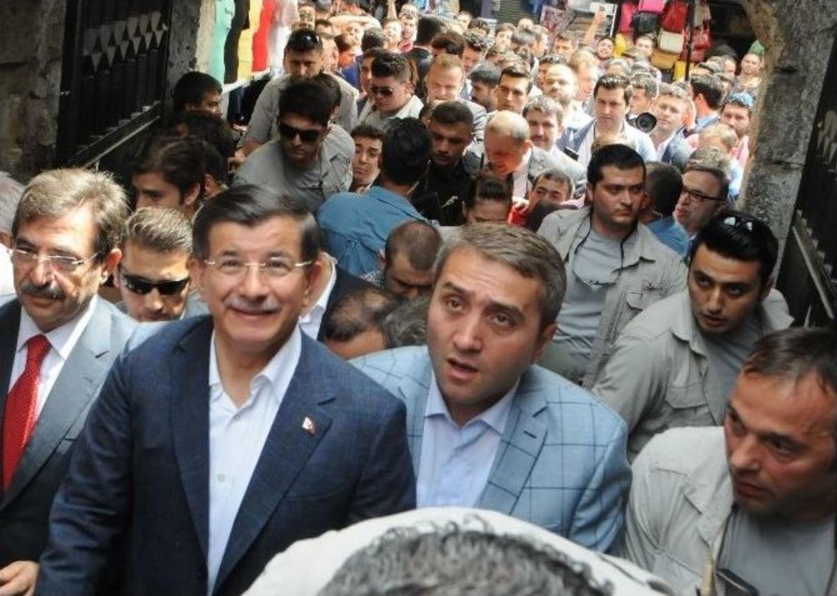 Başbakan Davutoğlu, Sahaflar &Ccedil;arşısı&rsquo;nı Gezdi