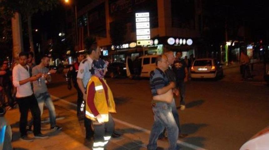 Boşanma Davası Nedeniyle Tartıştığı Eşini Bı&ccedil;akladı