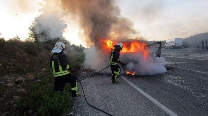 Gazete Dağıtım Aracı Yandı