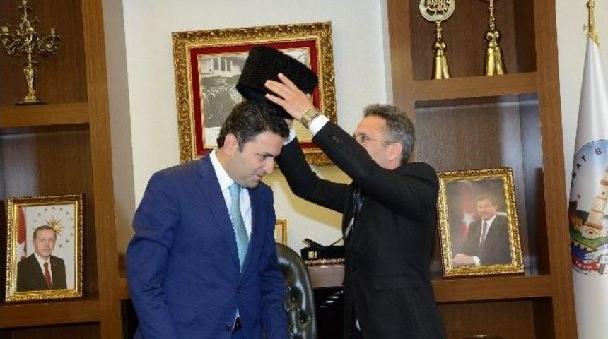 Başkan Eroğlu&rsquo;na Fahri &Ccedil;erkes Unvanı