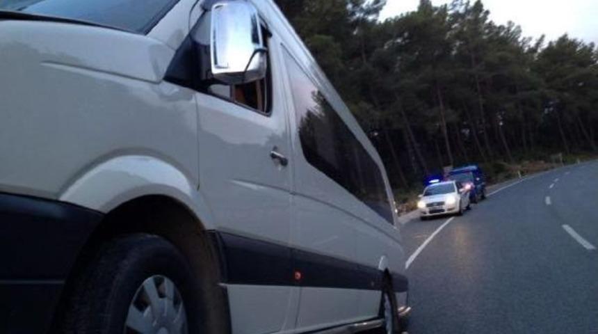 Turistleri Taşıyan Minib&uuml;s Devrildi: 1 &Ouml;l&uuml;, 14 Yaralı