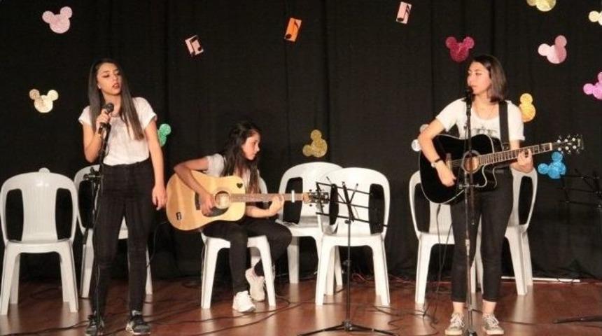 Gitar Kursu &Ouml;ğrencilerinden Yılsonu G&ouml;sterisi