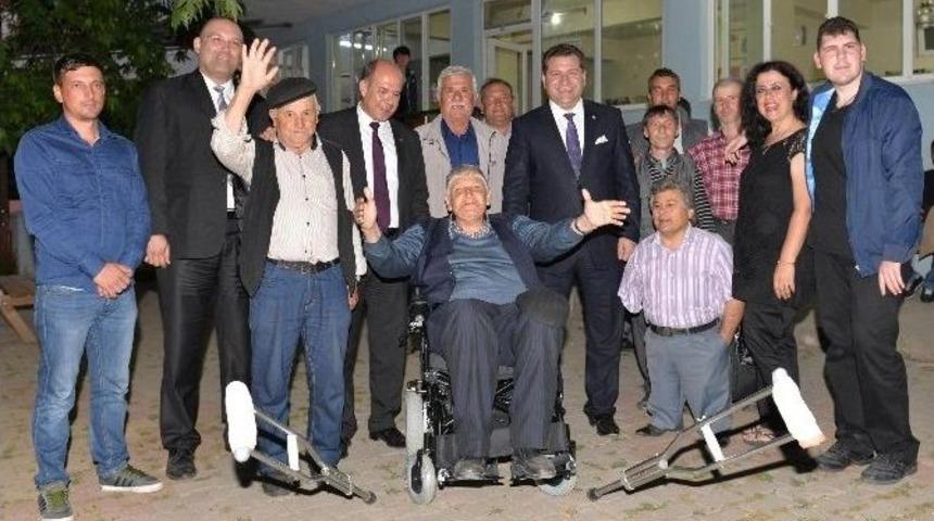 Belediye Başkanını G&ouml;r&uuml;nce Koltuk Değneklerini Attı