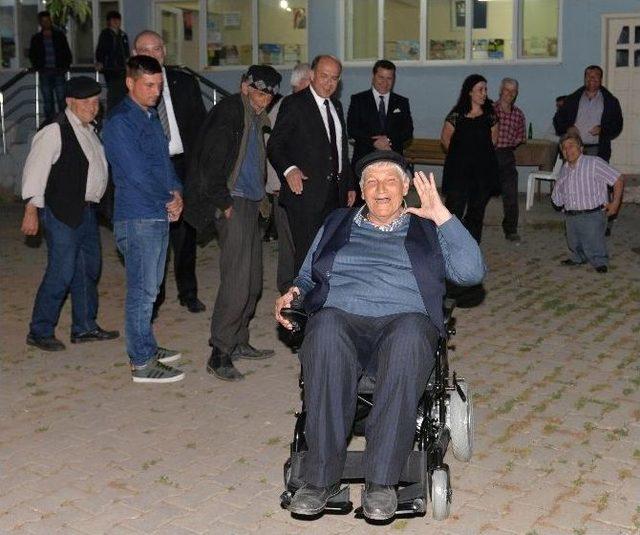 Belediye Başkanını Görünce Koltuk Değneklerini Attı