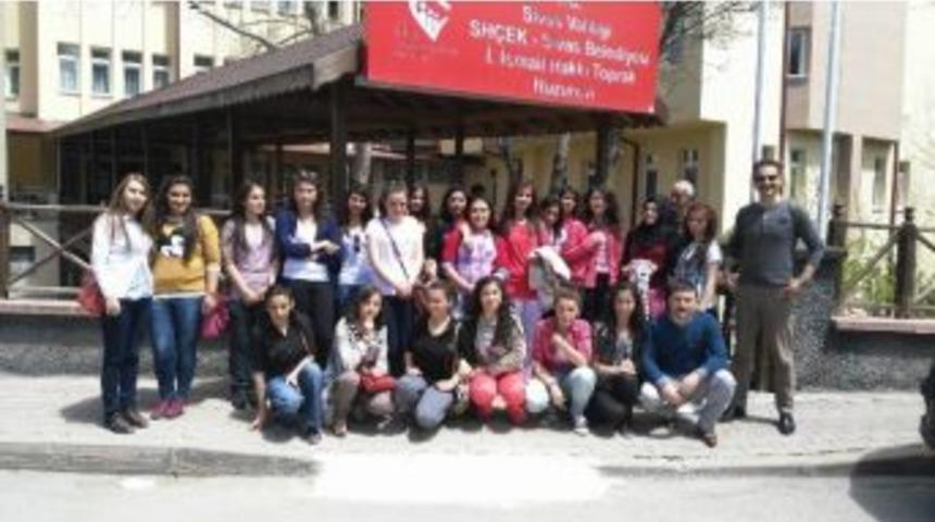 &Ouml;ğrenciler Huzurevi Sakinlerini Ziyaret Etti