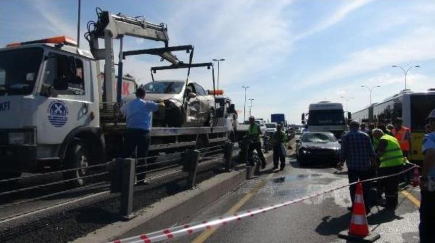Kaza Yapan Iki Otomobil Metrob&uuml;s Yoluna Girdi