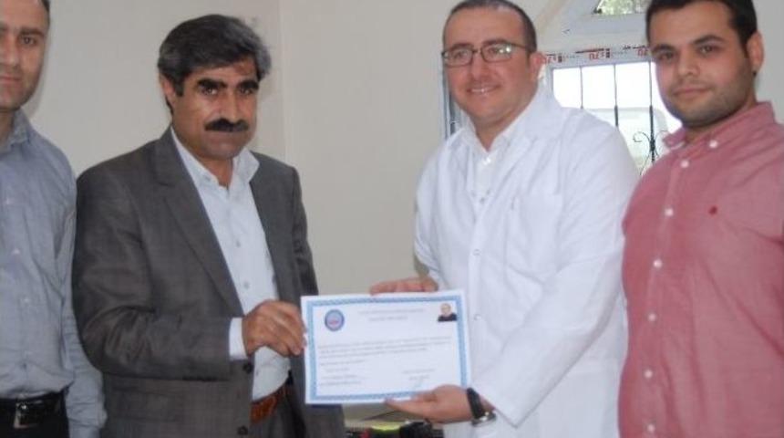 İdil&rsquo;de Sevilen Doktora Teşekk&uuml;r Belgesi