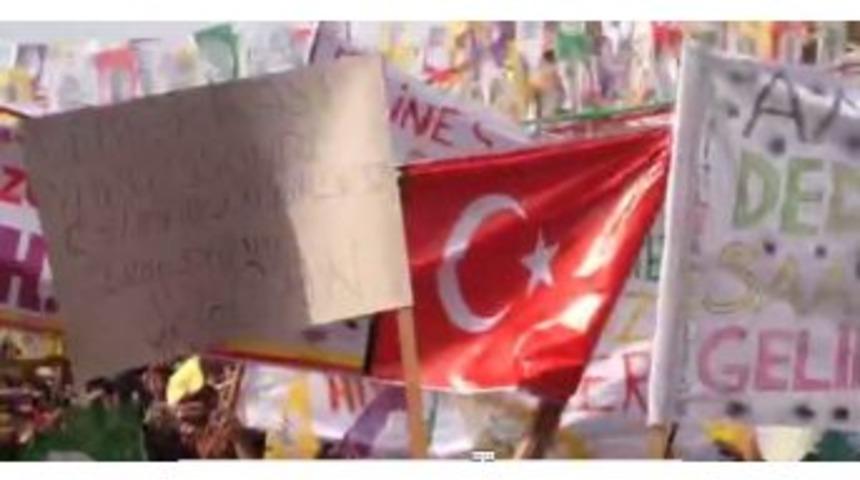 Hdp&rsquo;nin Batman Mitinginde T&uuml;rk Bayraklı Pankart A&ccedil;ıldı