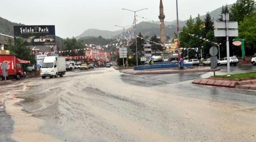 Kayseri&rsquo;De Sağanak Yağış, Hayatı Olumsuz Etkiledi