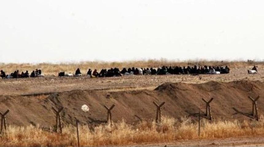 Suriyelilerin Sınırda Bekleyişi S&uuml;r&uuml;yor