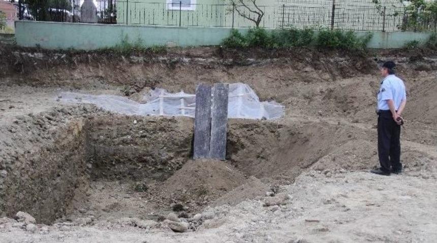 Tarihi Mezarda Kazı &Ccedil;alışmaları Yarına Ertelendi