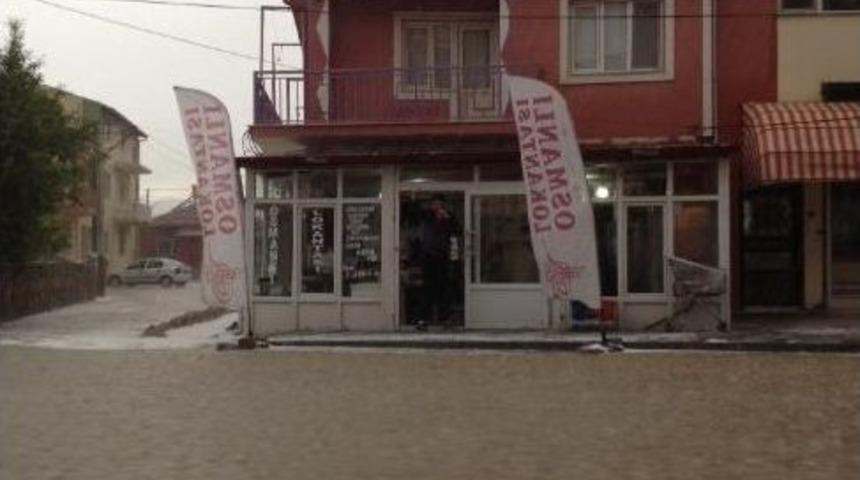 Bir Saat Yağan Sağanak Yağmur Hayatı Fel&ccedil; Etti