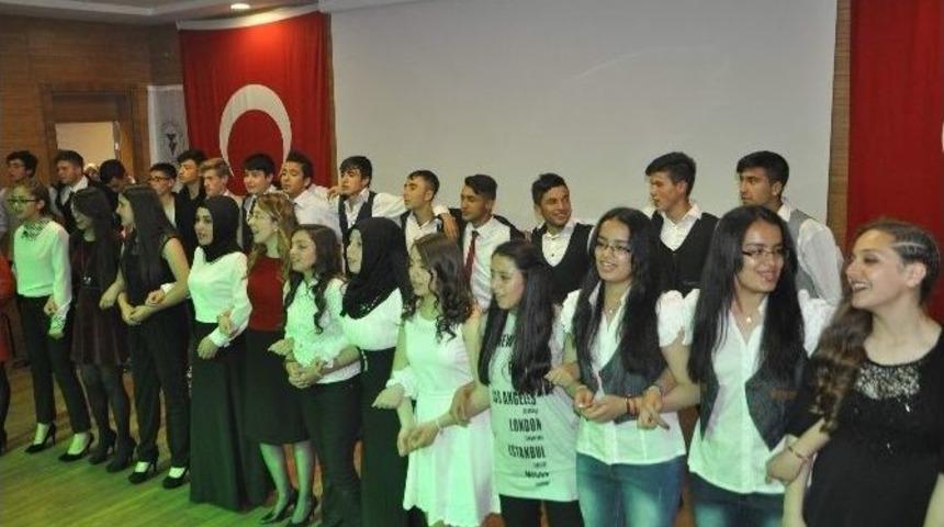 Yozgat Atat&uuml;rk Anadolu Lisesinden Yıl Sonu G&ouml;sterisi B&uuml;y&uuml;k Beğeni Topladı