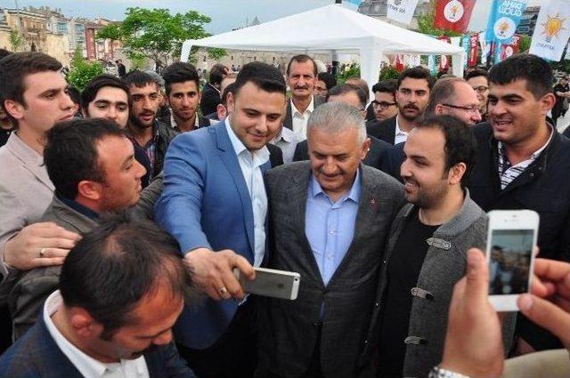 Binalı Yıldırım İle ‘özçekim’ Yapmak İçin Yarıştılar