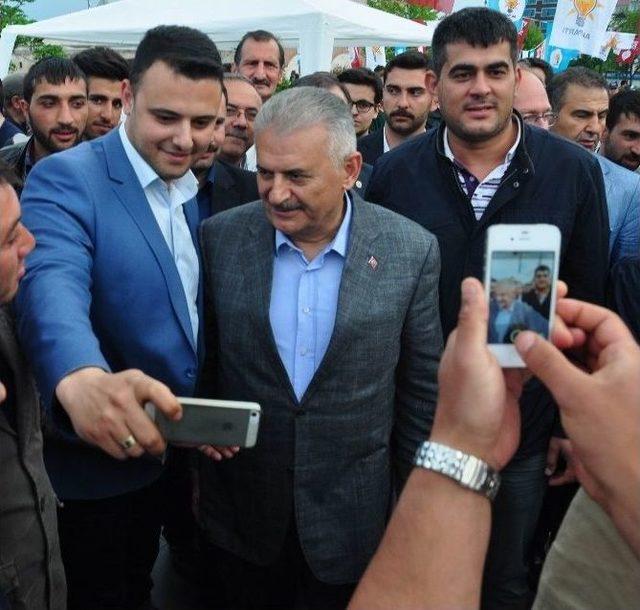 Binalı Yıldırım İle ‘özçekim’ Yapmak İçin Yarıştılar