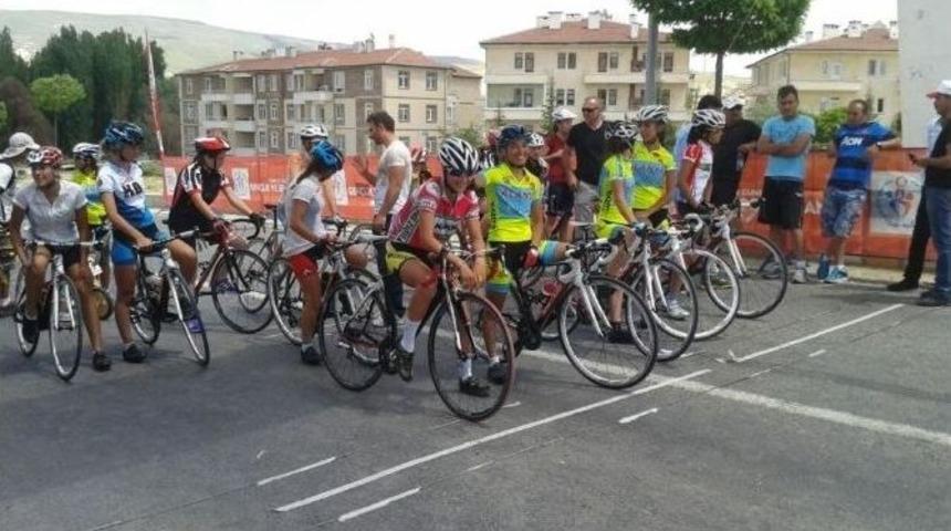 Bisiklet&ccedil;iler Madalyayla D&ouml;nd&uuml;