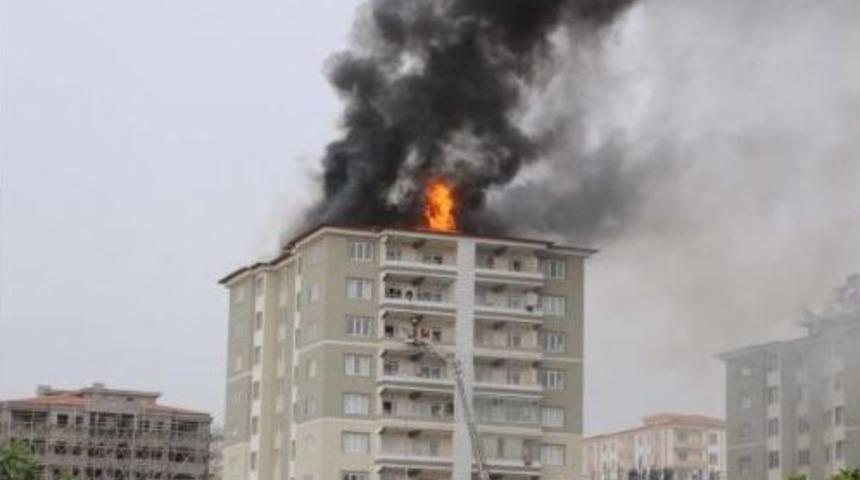 Gaziantep'te 11 Katlı Apartmanda Yangın
