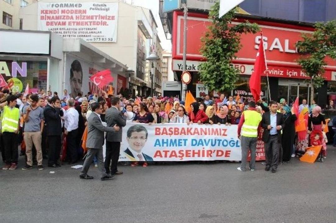 Ak Parti Adayları Binlerce Kişi İle Ataşehir&rsquo;de Sevgi Y&uuml;r&uuml;y&uuml;ş&uuml; Yaptı