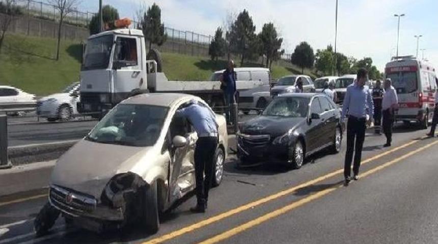 &Ccedil;arpışan Iki Otomobil Metrob&uuml;s Yoluna Girdi: 4 Yaralı