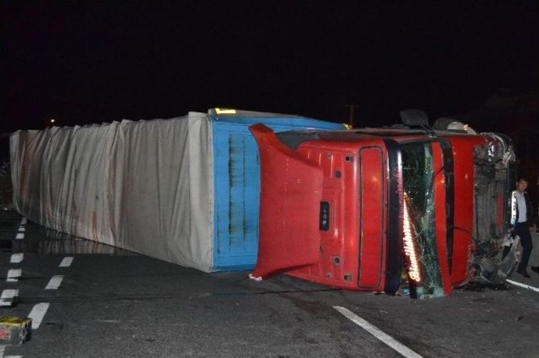 (kocaeli-&ouml;zel) M&uuml;ltecileri Taşıyan Otob&uuml;s İle Tır Kaza Yaptı