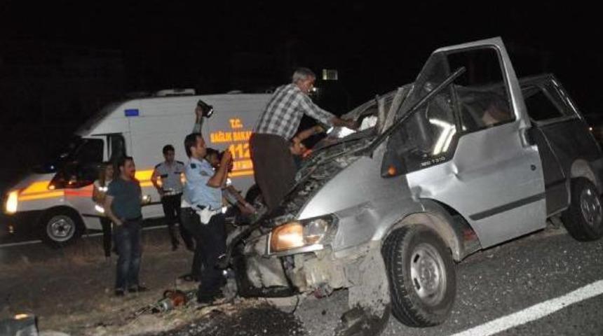 Siverek'te Minib&uuml;s Tır'a &Ccedil;arptı: 2 &Ouml;l&uuml;, 1 Yaralı