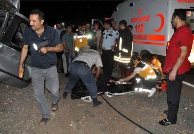 Siverek te Minib&uuml;s Tır a &Ccedil;arptı: 2 &Ouml;l&uuml;, 1 Yaralı 2