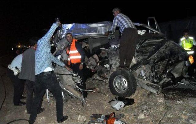 Siverek te Minib&uuml;s Tır a &Ccedil;arptı: 2 &Ouml;l&uuml;, 1 Yaralı 3