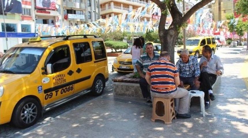 Aydın&rsquo;da Taksiciler Direksiyon Değil Zar Sallıyor