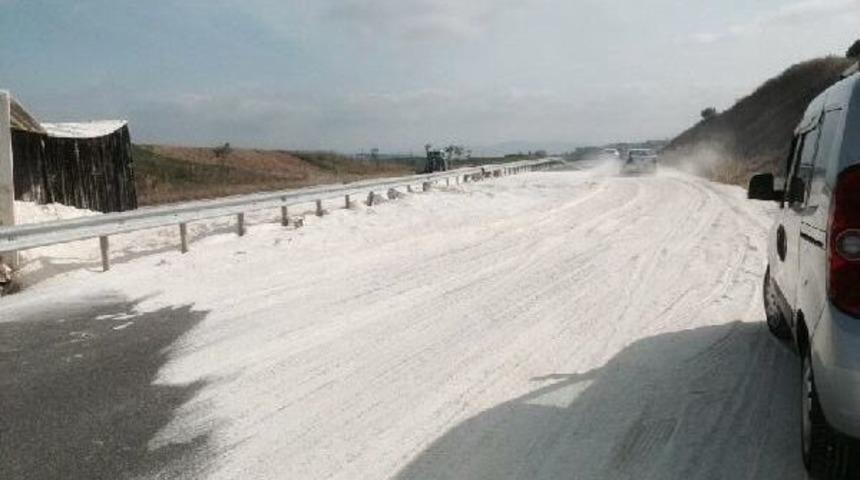 Un Yüklü Tır Devrildi, Karayolu Beyaza Büründü
