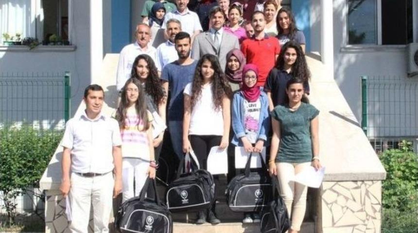 "gen&ccedil;lerden Ecdada Mektup" Yarışmasında Dereceye Girenler &Ouml;d&uuml;llendirildi