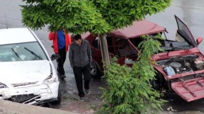 Kayseri&rsquo;De Iki Otomobil &Ccedil;arpıştı: 6 Yaralı