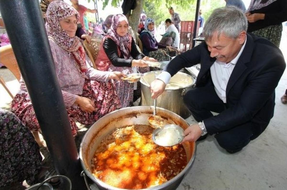 Başkan Yaralı Hayır Yemeğinde Yemek Dağıttı