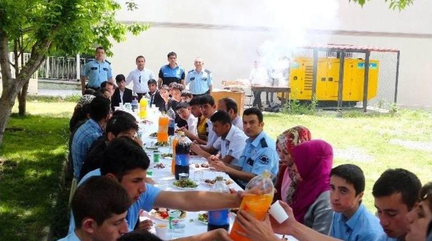 Yunak&rsquo;ta Polislerle &Ouml;ğrenciler Etkinlikle Bir Araya Geldi