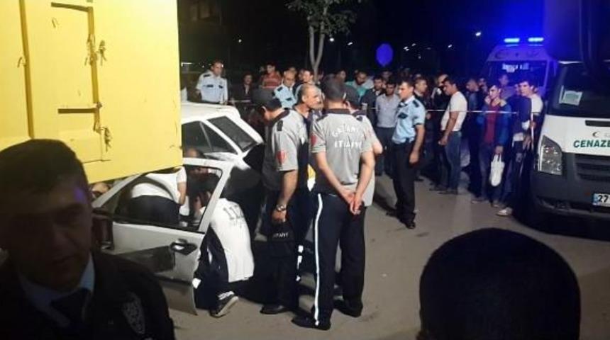 Park Halindeki Kamyona &Ccedil;arpan Otomobilin S&uuml;r&uuml;c&uuml;s&uuml; &Ouml;ld&uuml;