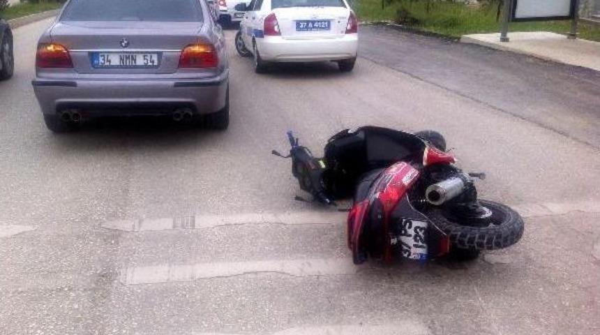 Devrilen Motosikletin Kasksız S&uuml;r&uuml;c&uuml;s&uuml; Ağır Yaralandı