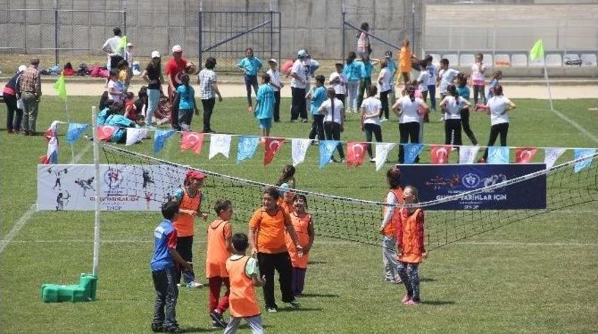 &Ccedil;ocuklar Yeşil Sahalarda Eğlendi