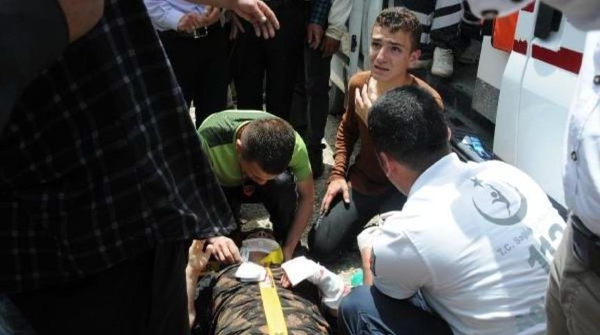 Otomobil Zap Suyu'na U&ccedil;tu, 4 Kişilik Aileyi Vatandaşlar Kurtardı