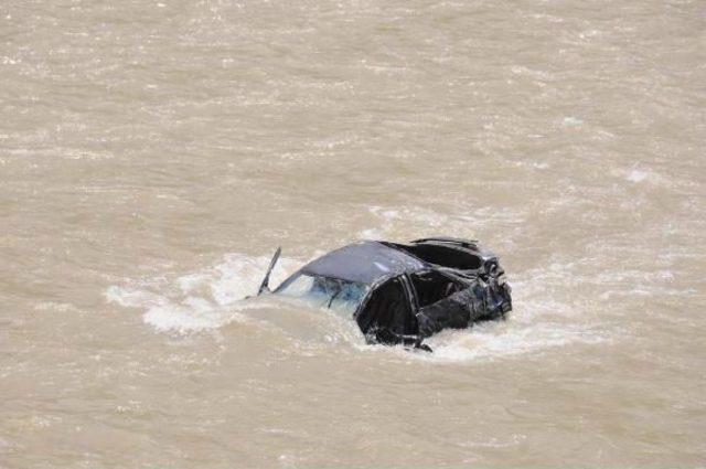 Otomobil Zap Suyu'na Uçtu, 4 Kişilik Aileyi Vatandaşlar Kurtardı