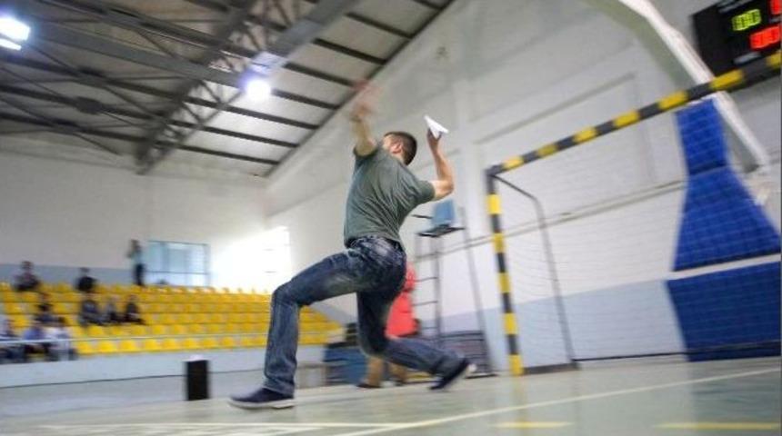 Kağıttan U&ccedil;ak Yapıp Yarıştılar