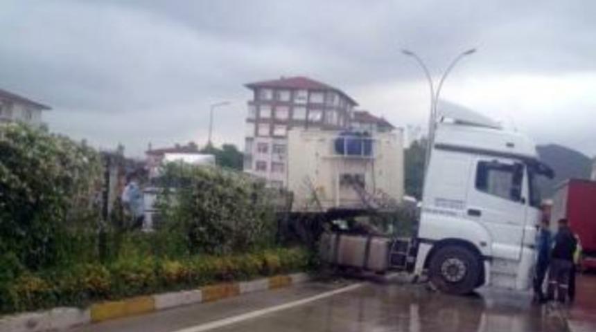 Kocaeli&rsquo;de Tır Yağmur Nedeniyle Yoldan &Ccedil;ıktı