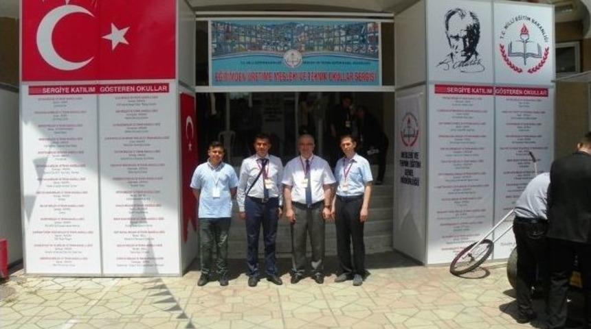 Liselilerin Makinesi Bakanın İlgisini &Ccedil;ekti