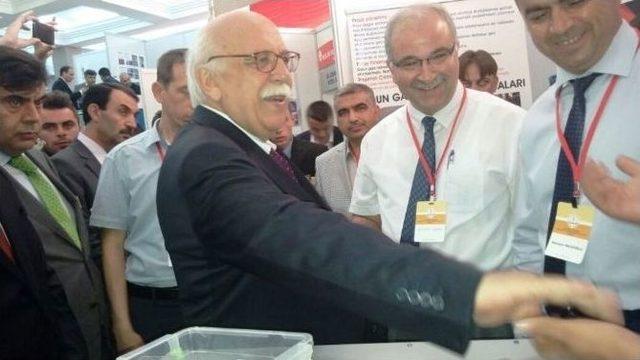 Liselilerin Makinesi Bakanın İlgisini Çekti