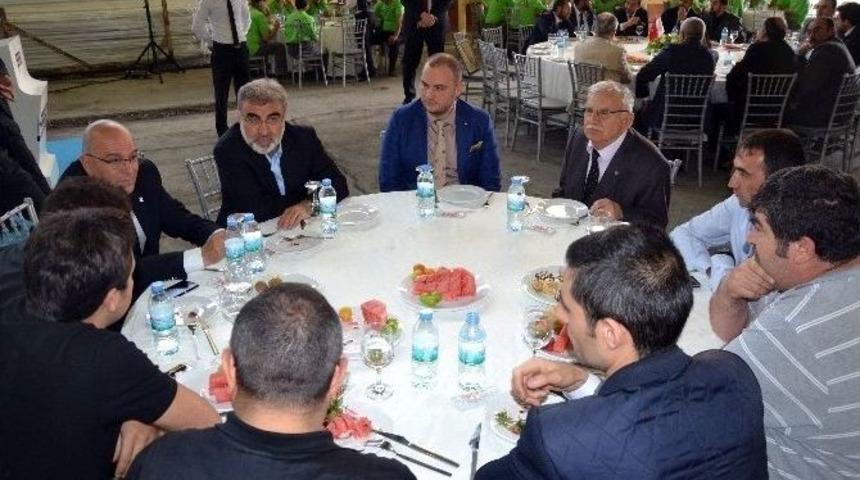 Bakan Taner Yıldız Akansu Fabrikası&rsquo;ndaki İş&ccedil;ilerle Bir Araya Geldi