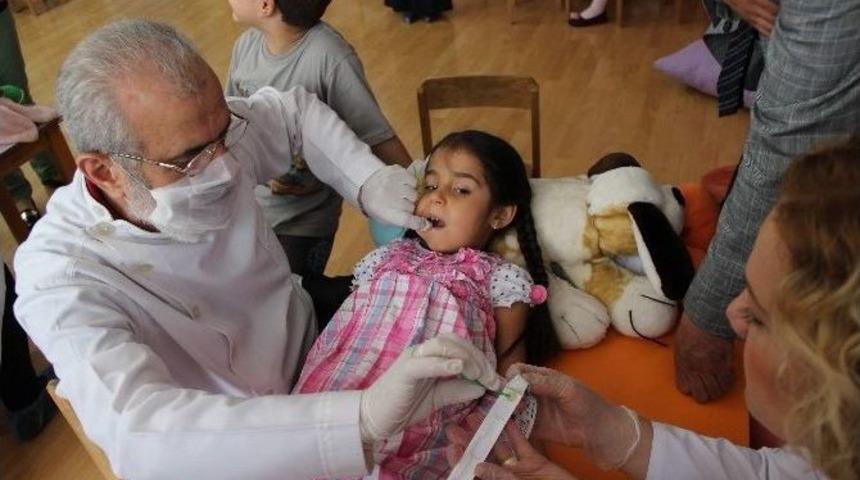 Öğrencilere Flor Vernik Uygulaması