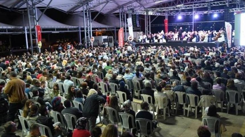 Uşak&rsquo;ta Pazar Yerinde Senfoni Orkestrası Konser Verdi