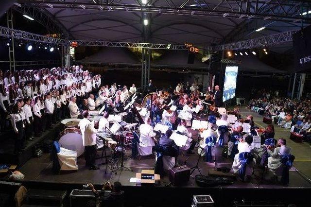 Uşak’ta Pazar Yerinde Senfoni Orkestrası Konser Verdi