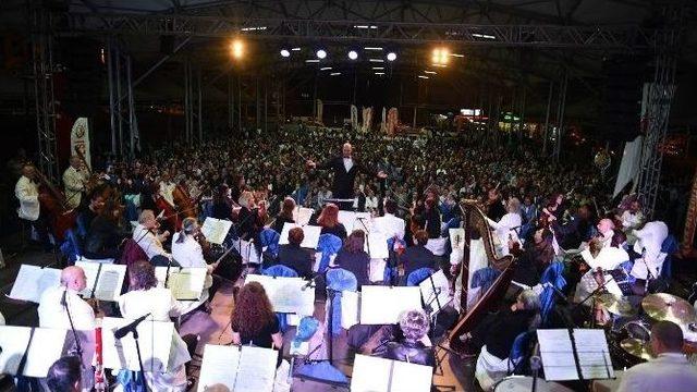 Uşak’ta Pazar Yerinde Senfoni Orkestrası Konser Verdi