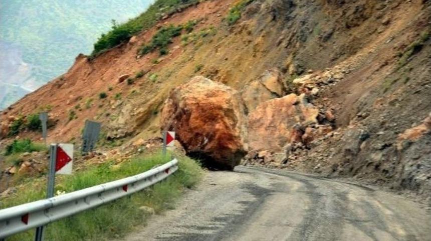 Kaya Par&ccedil;ası Yola D&uuml;şt&uuml;